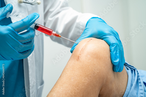 Obraz na plátně Asian doctor inject Hyaluronic acid platelet rich plasma into the knee of senior woman to walk without pain
