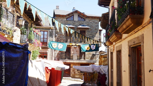Petit village hispanique en fête, ambiance de Moyen-Age, avec de l'animation, des décorations, des drapeaux, beaucoup de touristes, amusement total, vacances en famille, autour d'un château médiéval,  photo