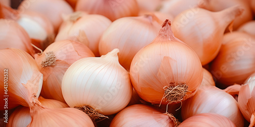 Fresh onions on the table in the store, close - up. Vitamin seasoning for a healthy diet. A spicy food ingredient. A slide, a bunch of onions. Market tent, retail and wholesale