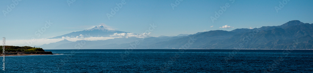 Panoramica dello Stretto di Messina con Etna sullo sfondo Panoramica dello Stretto di Messina con Etna sullo sfondo