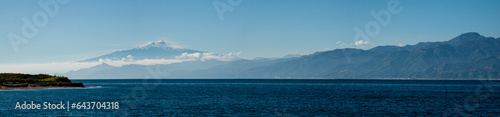 Panoramica dello Stretto di Messina con Etna sullo sfondo