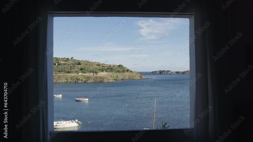 visión desde una ventana de la costa de Portlligat, Cataluña, España visión desde una ventana de la costa de Portlligat, Cataluña, España