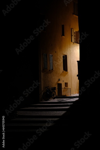 Rue éclairée de nuit Village de Saint-Tropez