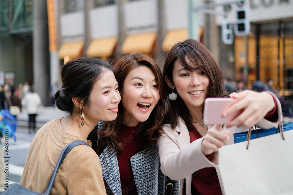 銀座の通りで自撮りをする女性たち