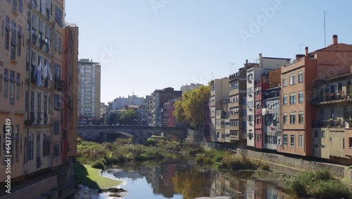 visión del río Onyar pasando por la ciudad de Girona photo