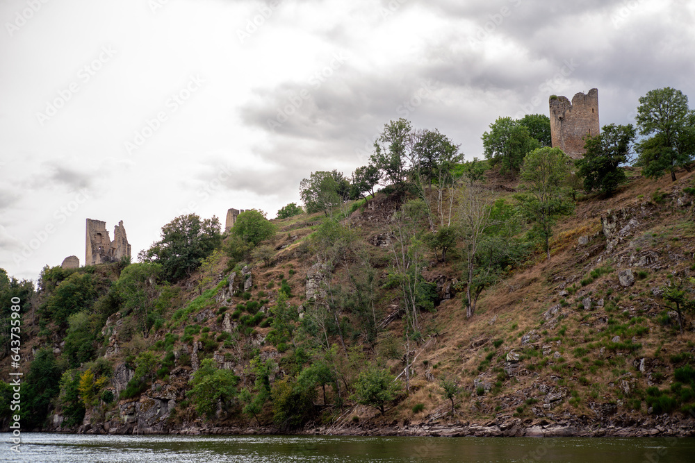les ruines du château de Crozant dans le Berry en France en Europe occidentale