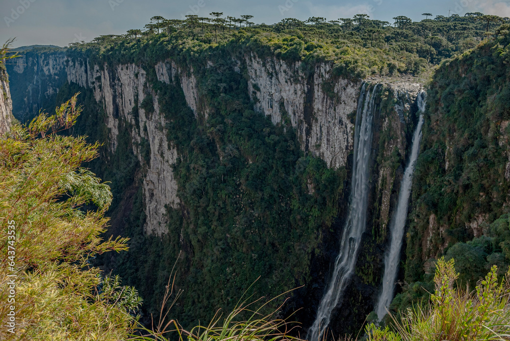 Cachoeira do Cânion do Itaimbezinho, trilha do rio do Boi, Cambara do Sul, Rio Grande do Sul, Brasil.  