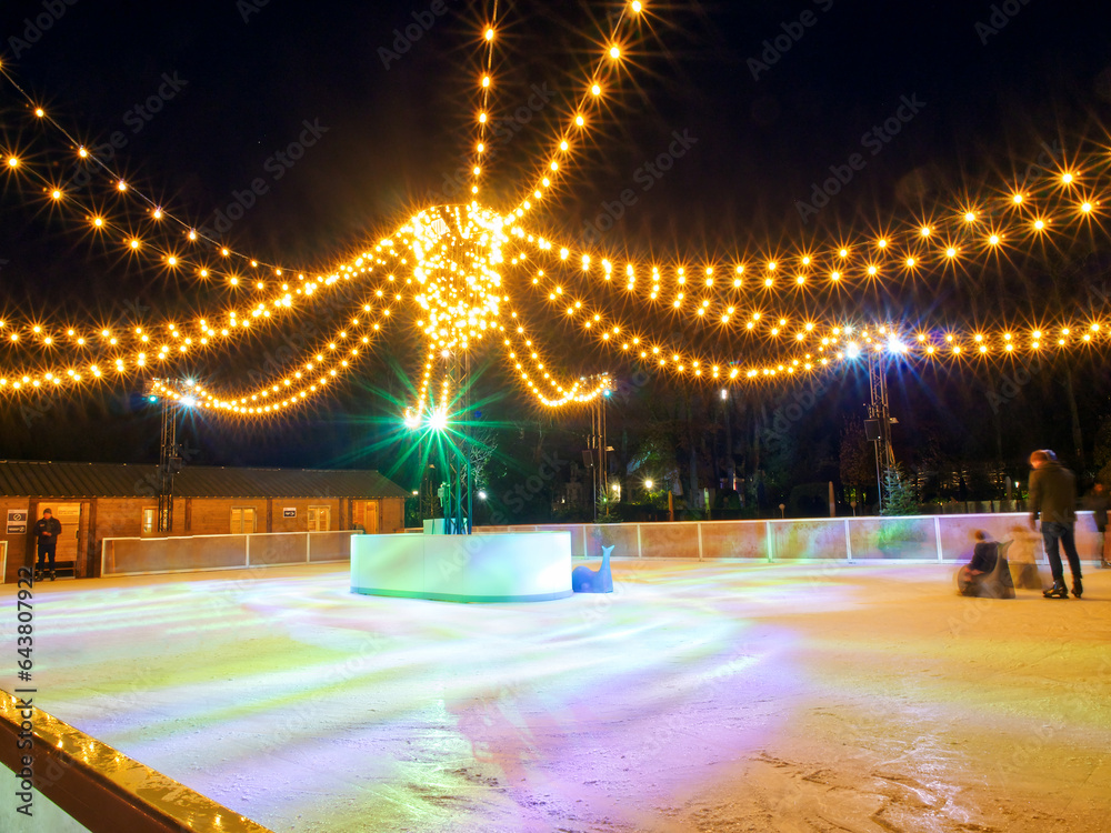 Fototapeta premium Ice skating during night in Christmas market, Bruges, Belgium