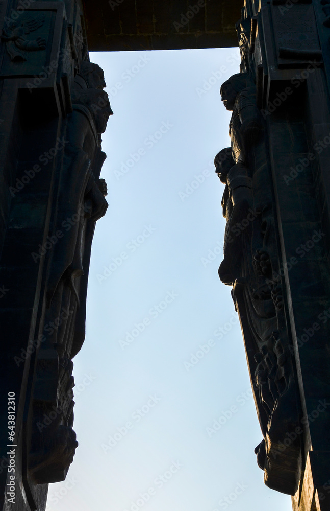 Sculptures of the most legendary rulers from history on Giant