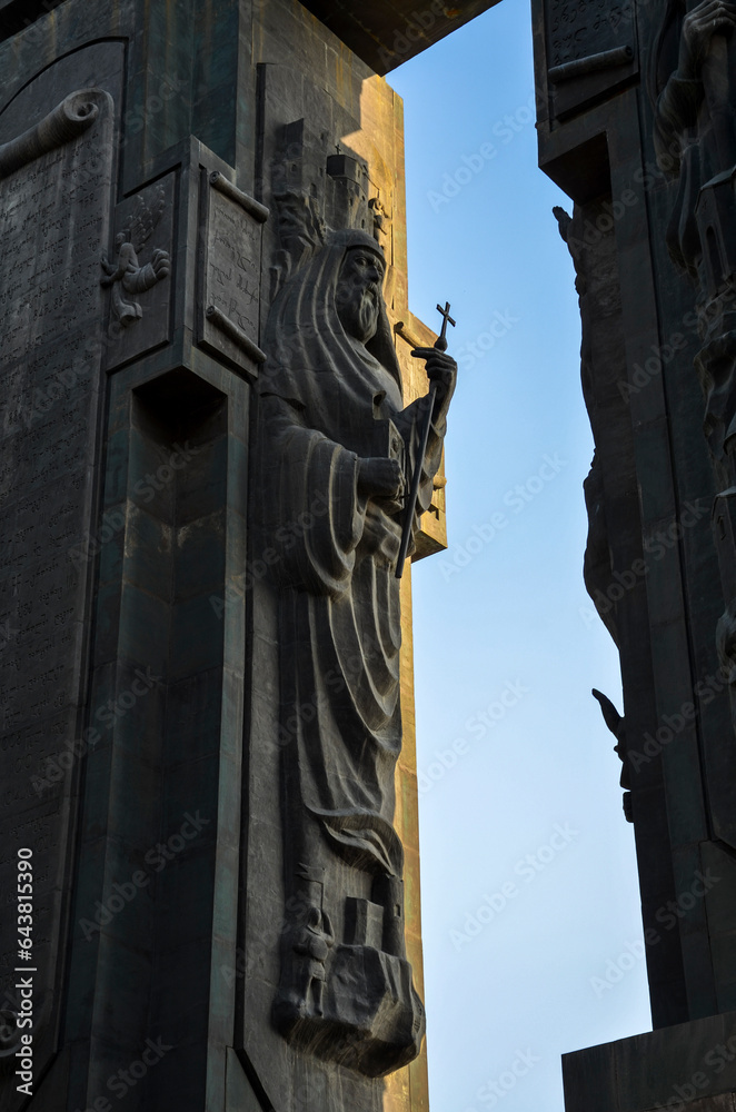 Sculptures of the most legendary rulers from history on Giant