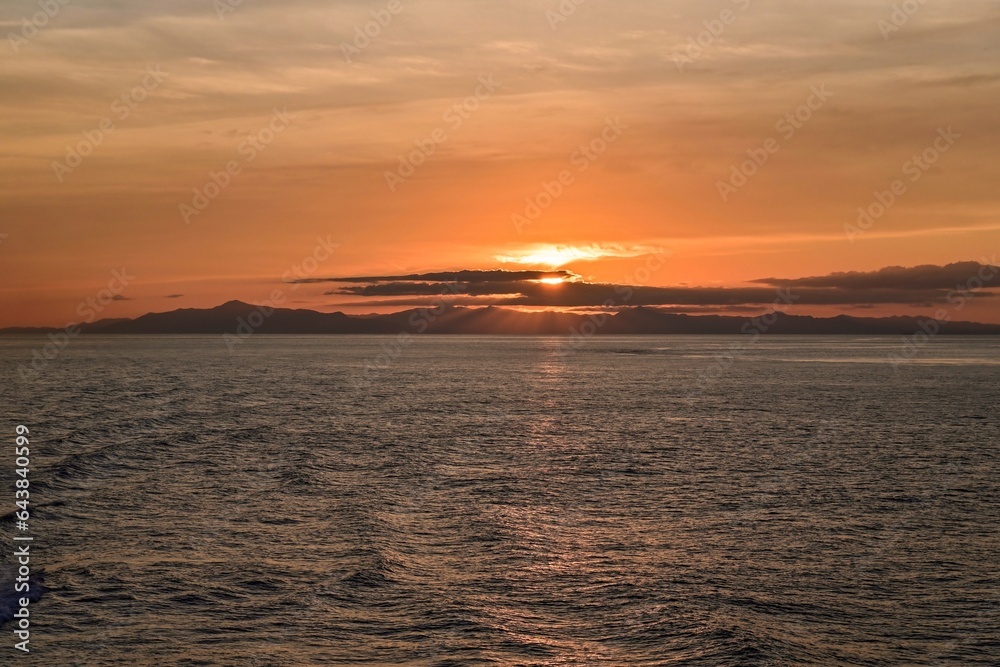 津軽海峡上で見た幻想的な夕焼け情景