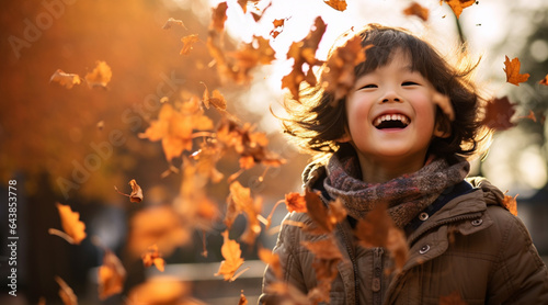 落ちてくる紅葉を浴びながら楽しそうに笑い見上げる子どもたちの幸せそうな様子