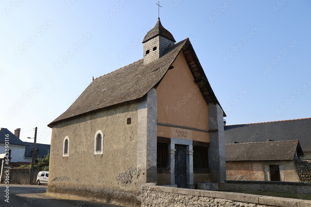 La chapelle Saint Roch, vue de l'extérieur, village de Ibos, département des Hautes Pyrenees, France La chapelle Saint Roch, vue de l'extérieur, village de Ibos, département des Hautes Pyrenees, France
