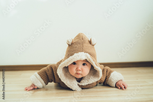 冬服のうつ伏せの赤ちゃん photo