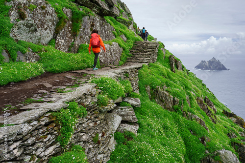 Fotografie visitors on the steep path up to the monastery, Skellig Michael island, Mainistir Fhionáin (St