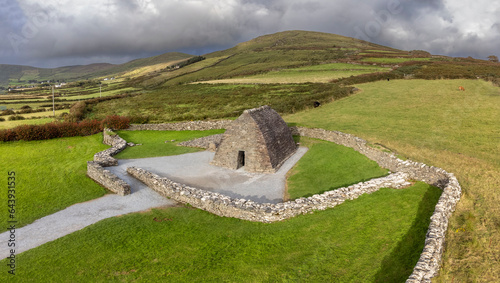 Φωτογραφία Gallarus Oratory aerial view (Séipéilín Ghallarais), early Christian church, Din