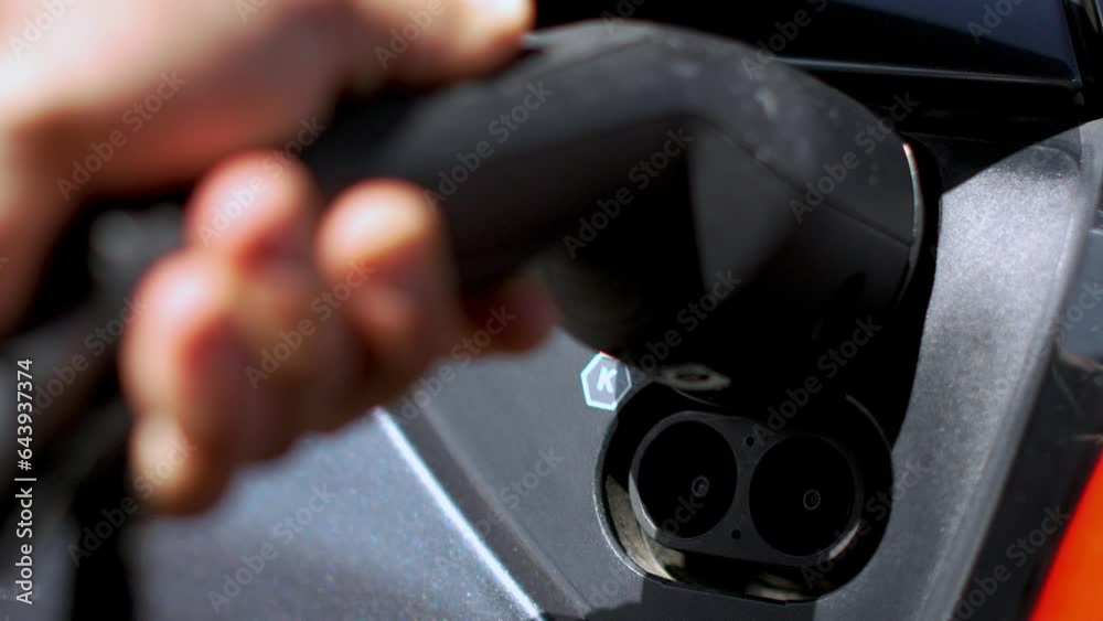 prise de chargement de voiture électrique pour charger une voiture moderne avec l'électricité au ralenti
