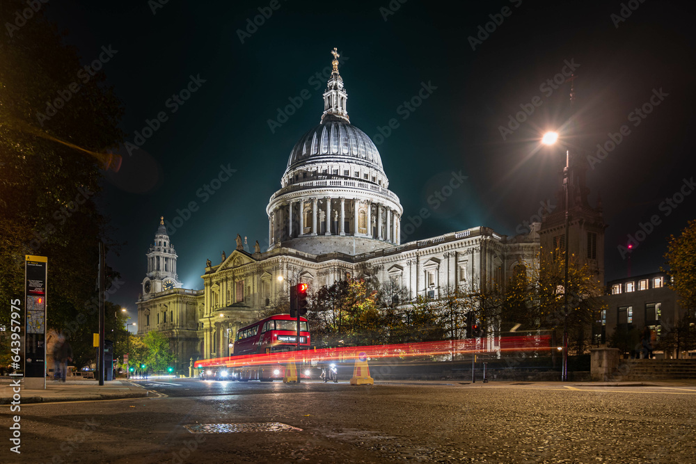 Night view of St. Paul's Cathedral of the city of London