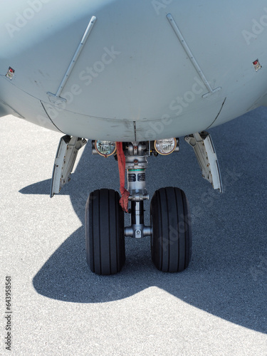 Transport aircraft landing gear and wheels