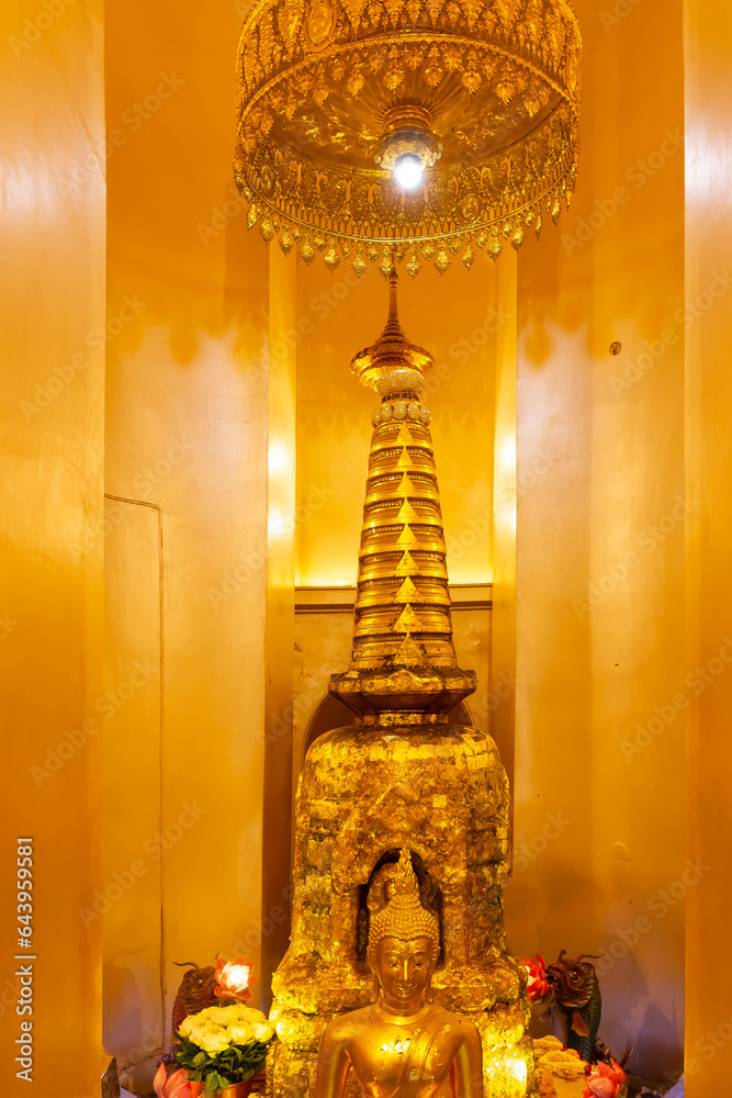 Obraz na plátně Golden Buddha Statue Inside Wat Saket Temple - Golden Mountain, Bangkok, Thailan