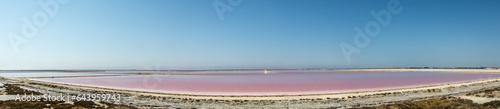 Panorama von rosa gefärbten Salinen zur Gewinnung von Meersalz. 