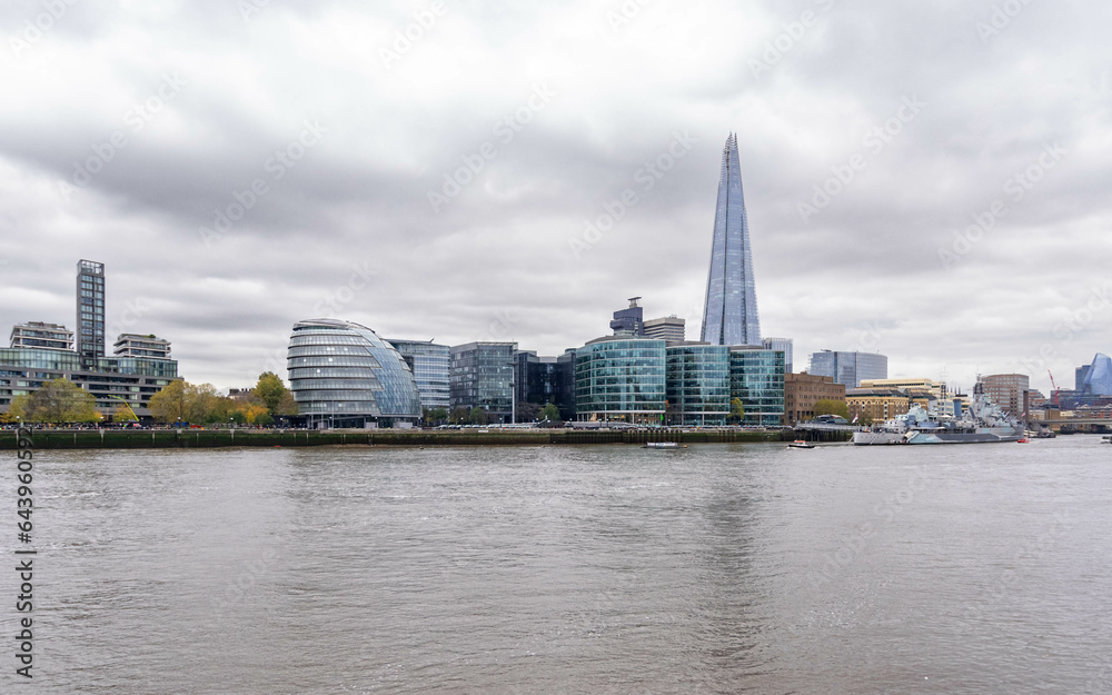 Obraz premium Daytime view of the Shard and skyscrapers of the city of London