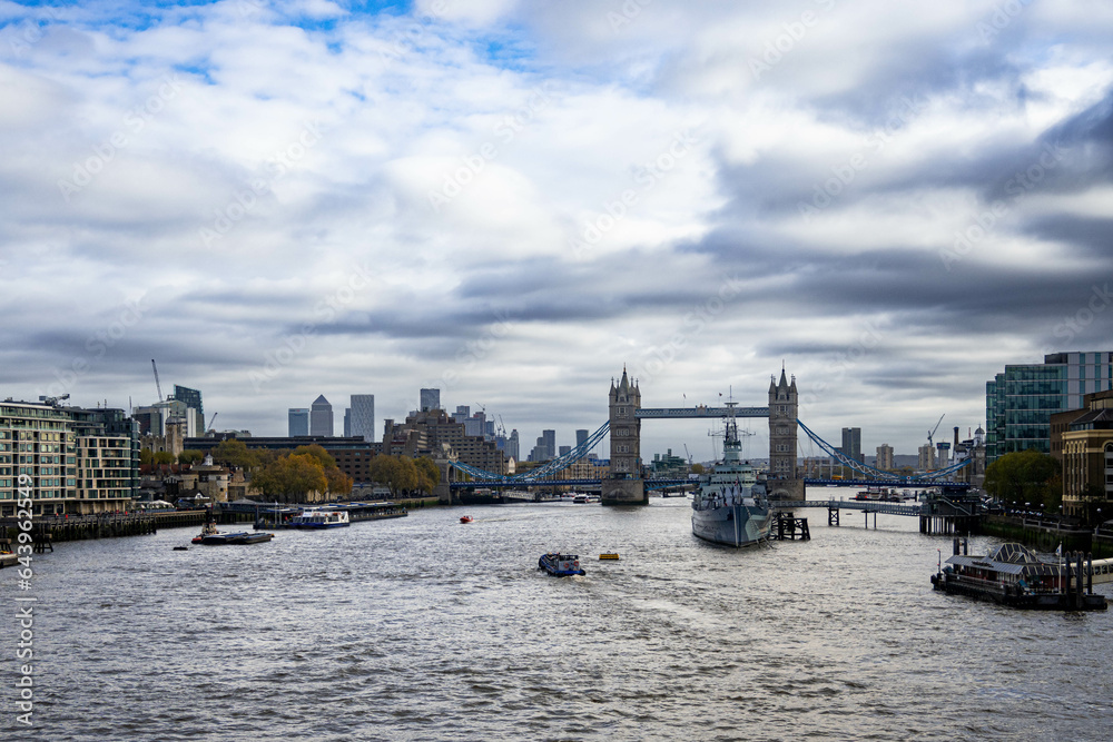 Obraz premium Daytime view of the cruiser Belfast in London's River Thames