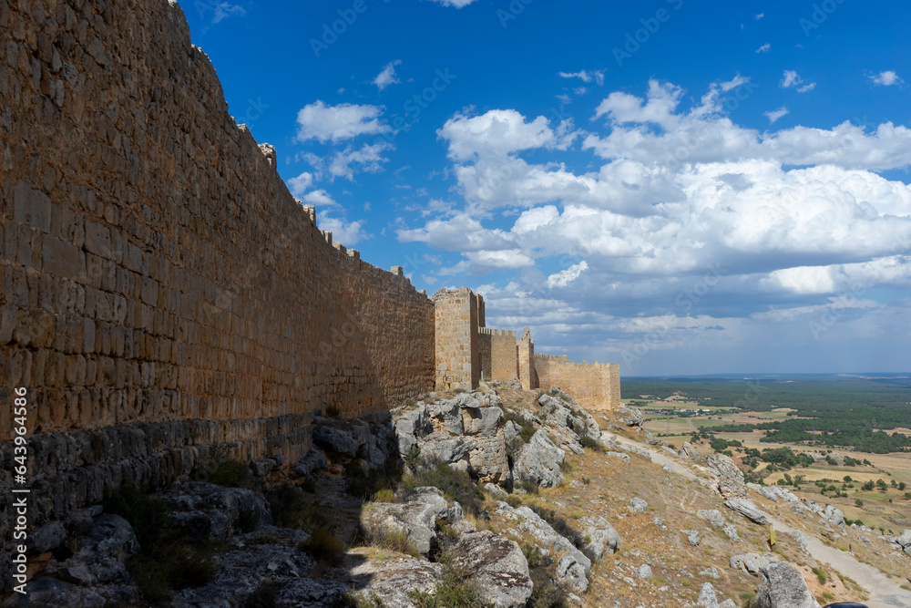 vista de la impresionante fortaleza de Gormaz en la provincia de Soria, España