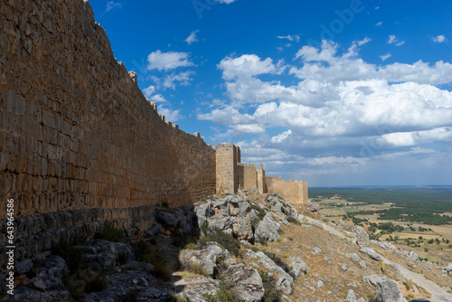 vista de la impresionante fortaleza de Gormaz en la provincia de Soria, España