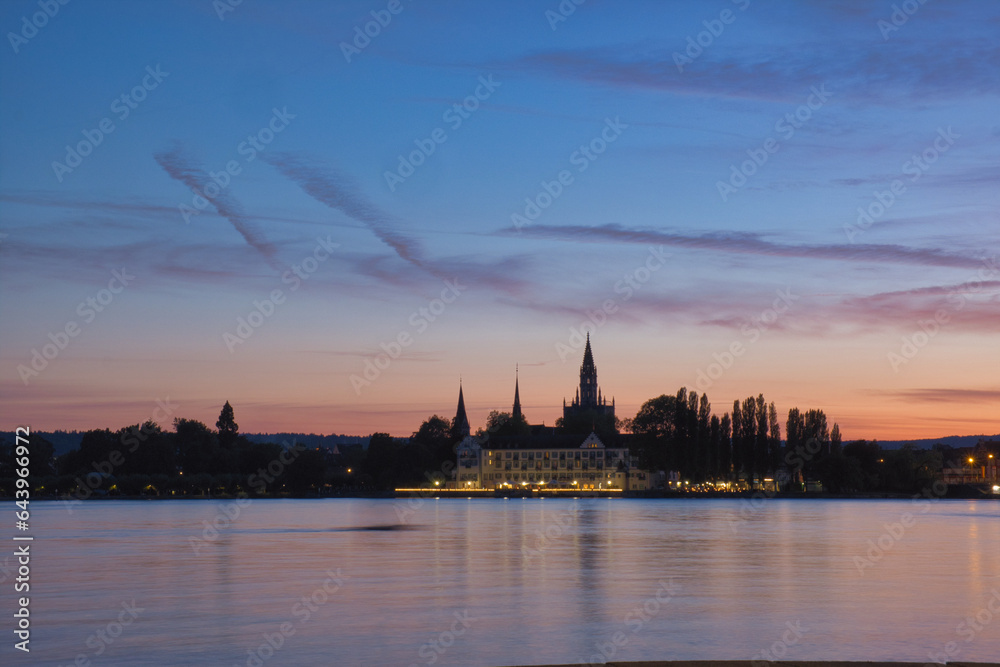 Fototapeta premium Konstanz, Blick zur Stadt am Abend