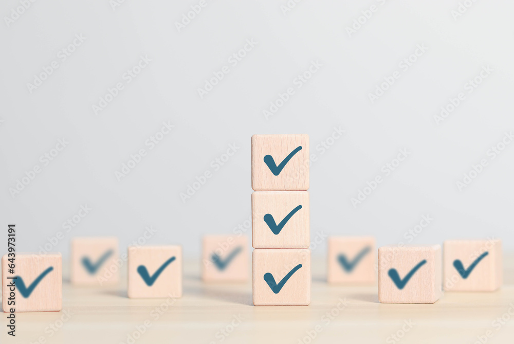 Wooden blocks display markers to summarize the details of the work. Document checklist and online quality assessment standards - obrazy, fototapety, plakaty 