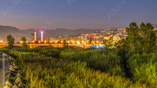 Vue de nuit en pose longue sur le fleuve Var et le pont Napoléon III à Nice sur la Côte d'Azur