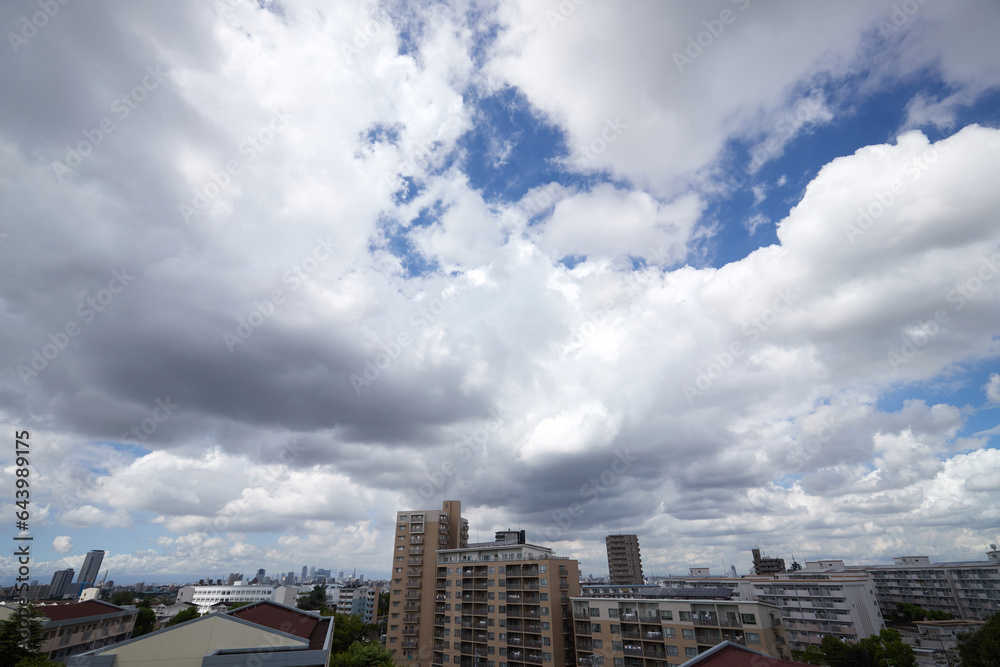 夏の名古屋の上空の美しい青空風景と名古屋市の街並み