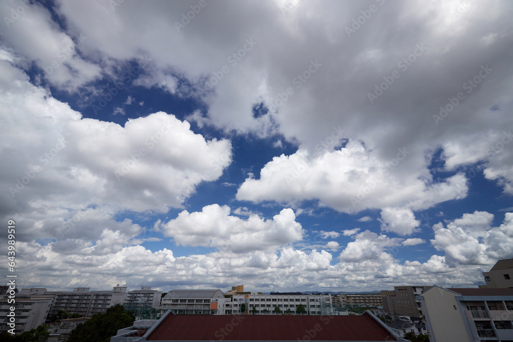 夏の名古屋の上空の美しい青空風景と名古屋市の街並み