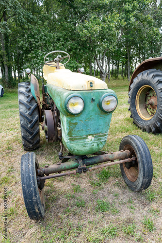 un vieux tracteur de collection dans un champ en France en Europe