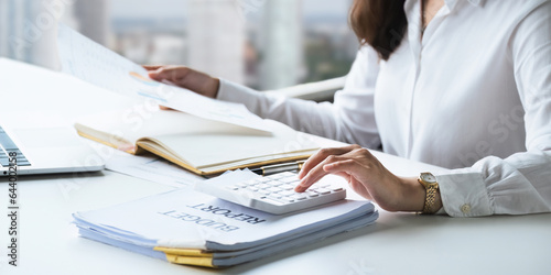 Fotografía Interest rate and dividend concept businesspeople is calculating income and return on investment in percentage