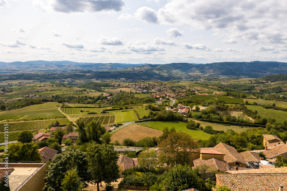 Village de Saint-Laurent-d’Oingt dans le pays des pierres dorées, dans le Beaujolais, depuis le donjon d’Oingt