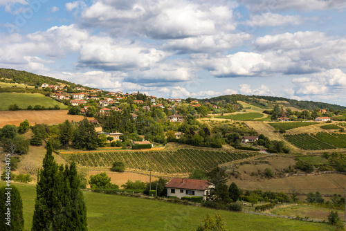 Hameau des Fontaines  sur les flancs d   une collines du Beaujolais  depuis le village d   Oingt