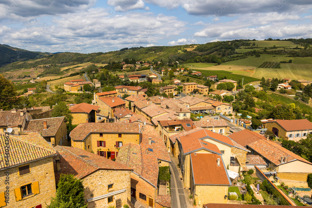 Village médiéval d’Oingt construit en pierres dorées typique de cette région du Beaujolais dominant un paysage de collines et de vignobles depuis le sommet du donjon