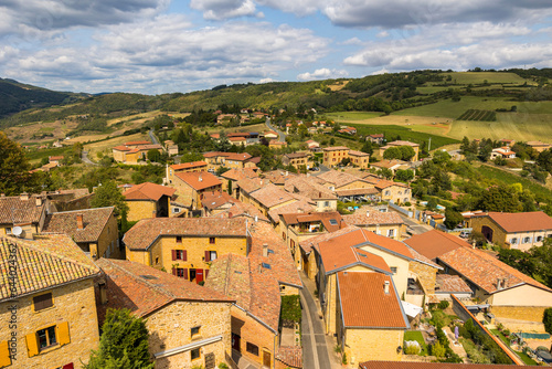 Village médiéval d’Oingt construit en pierres dorées typique de cette région du Beaujolais dominant un paysage de collines et de vignobles depuis le sommet du donjon photo