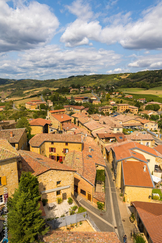 Village médiéval d’Oingt construit en pierres dorées typique de cette région du Beaujolais dominant un paysage de collines et de vignobles depuis le sommet du donjon photo