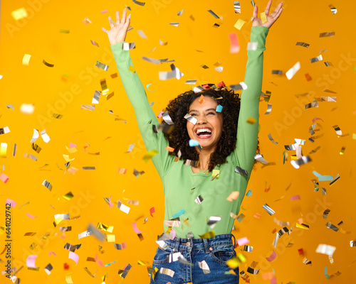 Foto Studio Shot Of Excited Woman Celebrating Big Win Showered In Tinsel Confetti On