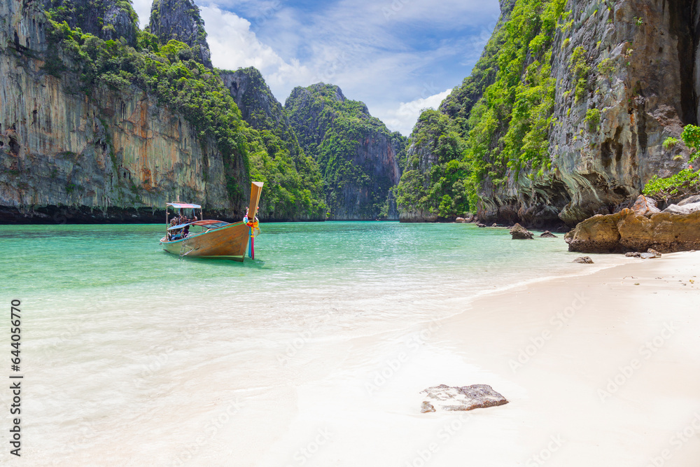 Obraz premium The Thai traditional wooden longtail boat and beautiful beach in Phuket province, Thailand.