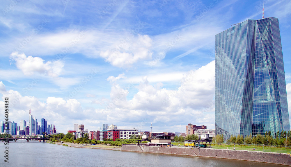 Φωτογραφία view of the river Main and ECB with the european city skyline ,financial centre of Frankfurt
