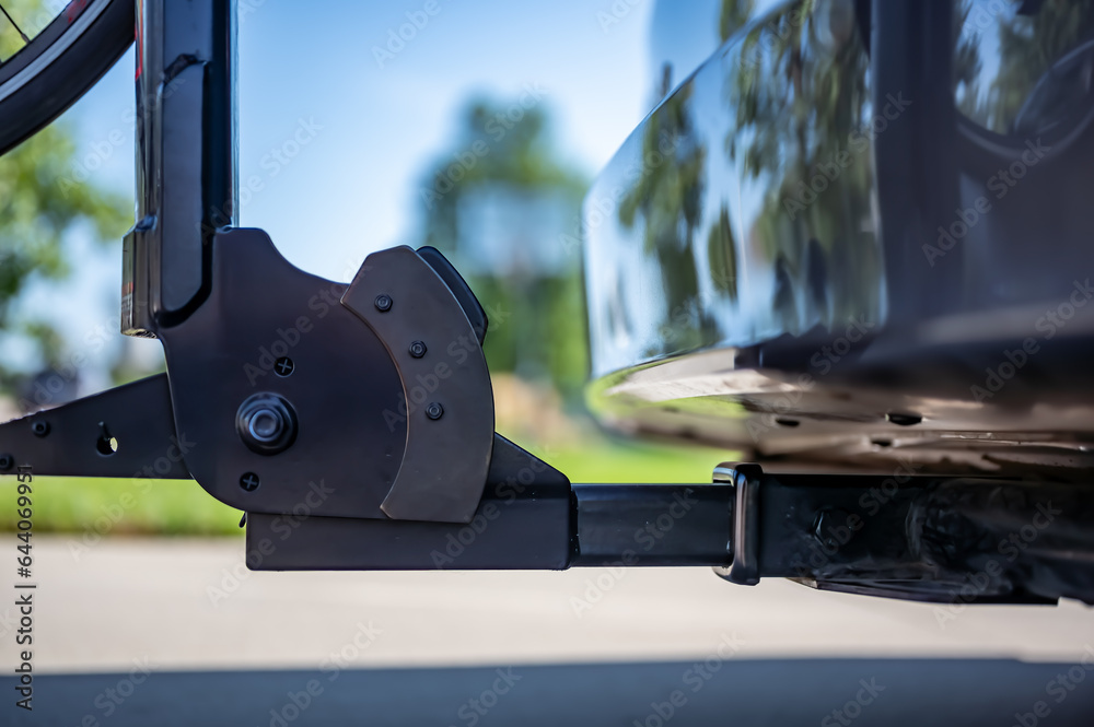 Φωτογραφία Rear mounted bike rack connected to a vehicle trailer hitch receiver