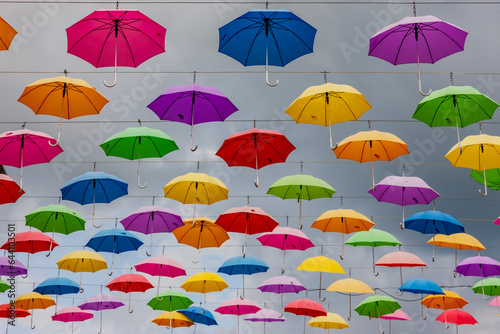 Bunte Regenschirme vor Himmel
