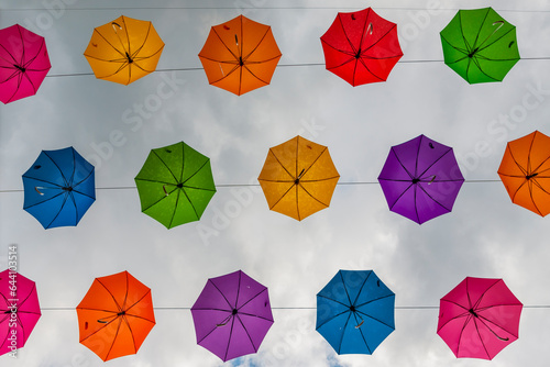 Bunte Regenschirme vor Himmel
