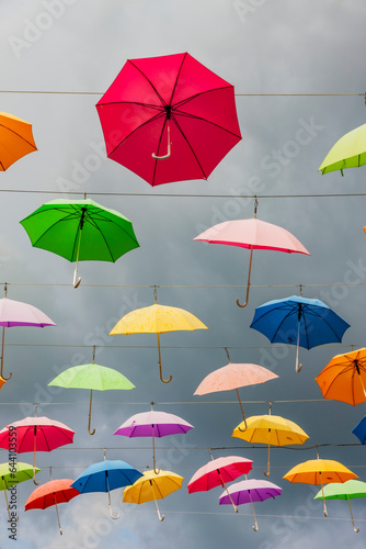 Bunte Regenschirme vor Himmel