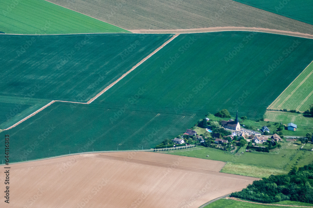 Obraz premium vue aérienne de champs dans l'Eure-et-loir en France