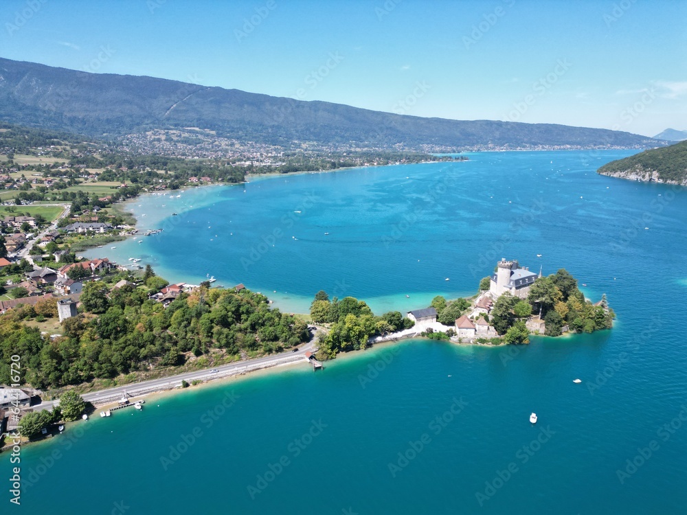 Lac Annecy - Chateau de Duingt - Alpes - France - Vue aérienne drone